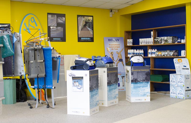 Intérieur du magasin de Piscines Concept, matériel de piscines, produits d'entretien de piscines.